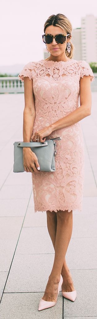 Τι να Φορέσεις σε ένα Γάμο την Άνοιξη 2016: Φόρεμα με Δαντέλα