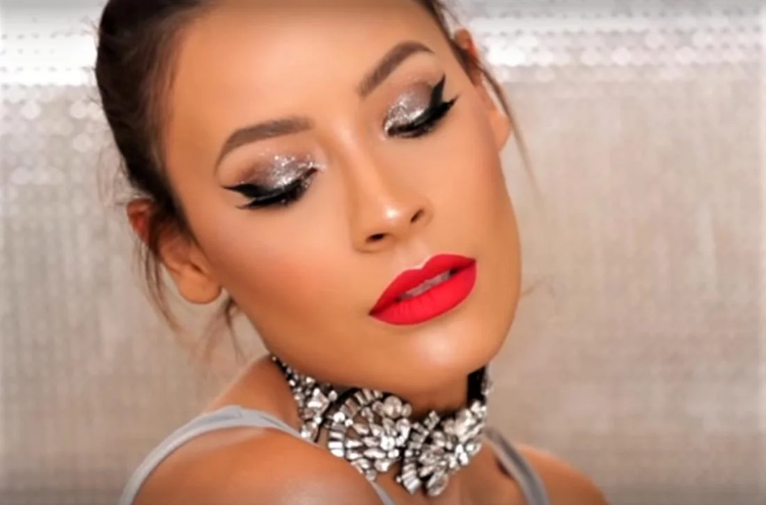 Ένα Glam Μακιγιάζ για τις γιορτές με Glitter στα Μάτια