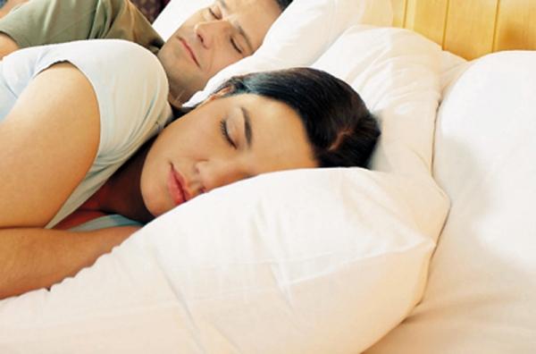 Τι κινδύνους κρύβουν οι πολλές ώρες ύπνου