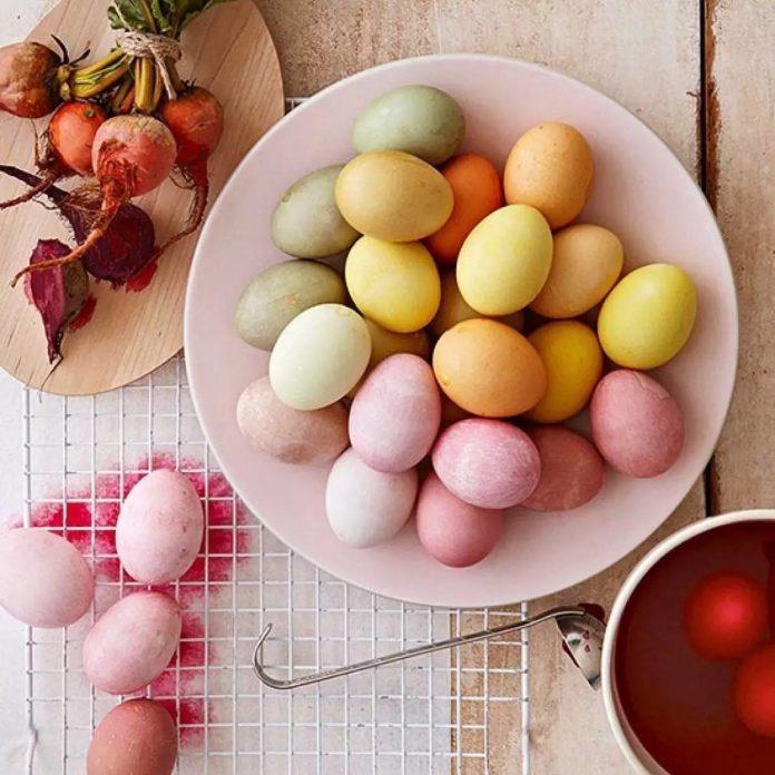 Βάψε οικολογικά τα πασχαλινά αυγά με υλικά που έχεις στο ψυγείο