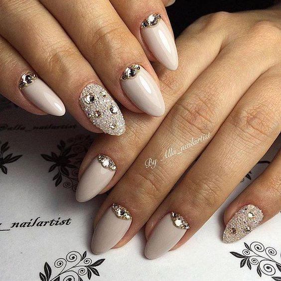 σχέδια νυχιών με στρας