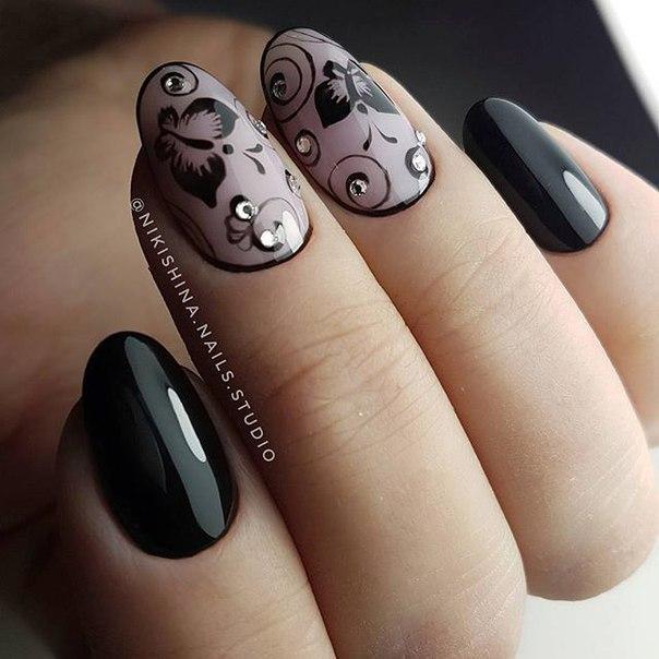 σχέδια νυχιών με στρας