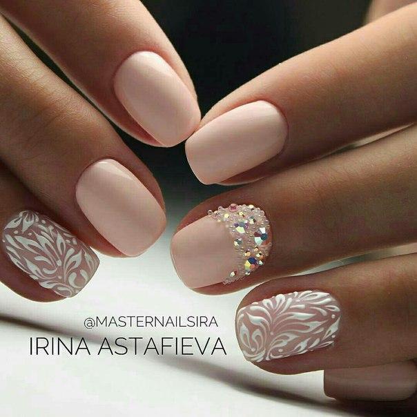 σχέδια νυχιών με στρας