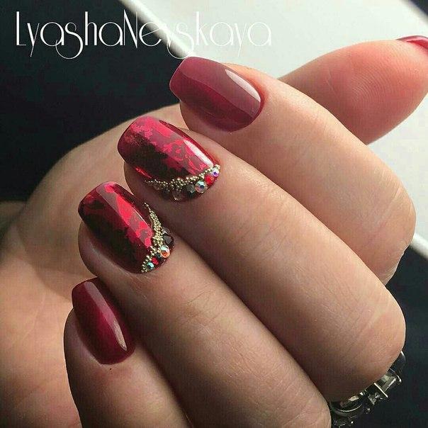 σχέδια νυχιών με στρας κόκκινα