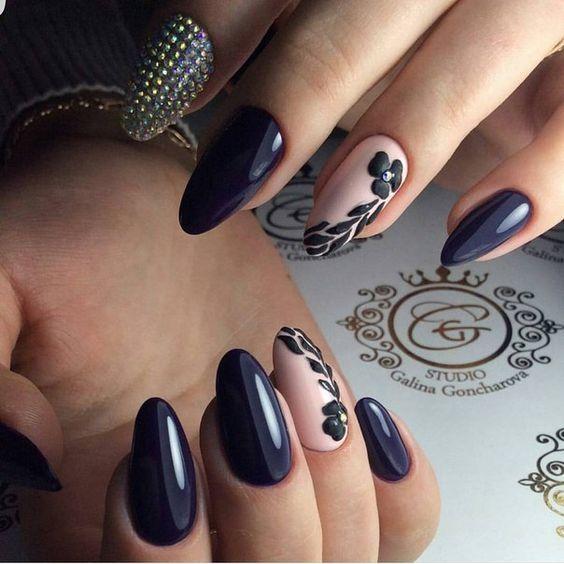 σχέδια νυχιών με στρας μαύρα