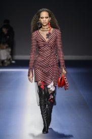Versace+Fall+2017+X_hfKSSsfU_l Τι να φορέσω τα Χριστούγεννα