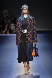 Versace+Fall+2017+Y0MepsQSFknl Τι να φορέσω σήμερα