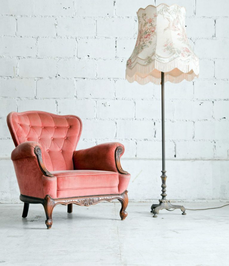 παλιά έπιπλα - βελούδινη πολυθρόνα