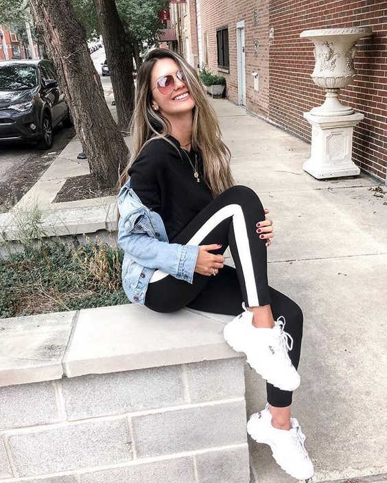 street style 2021 με sneakers
