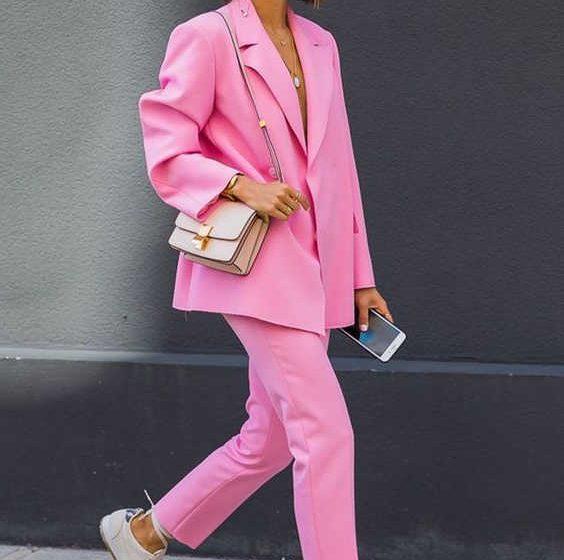 street style 2021 με sneakers άνοιξη
