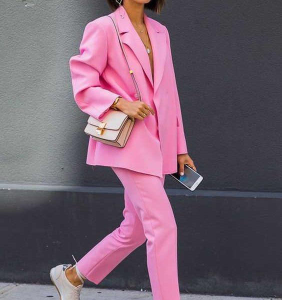 street style 2021 με sneakers άνοιξη