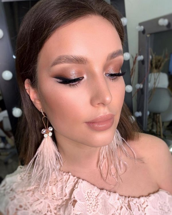 Μακιγιάζ ρεβεγιόν 2022 σε απαλούς τόνους