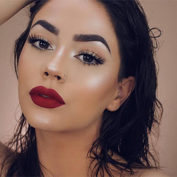Μακιγιάζ για το ρεβεγιόν 2022 με κόκκινο κραγιόν