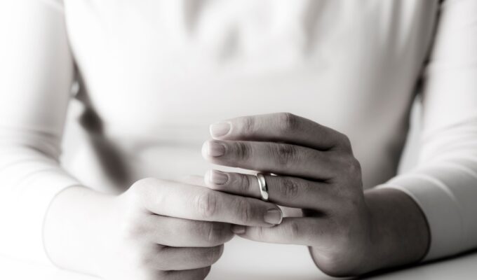 Πότε μία γυναίκα φεύγει από ένα γάμο