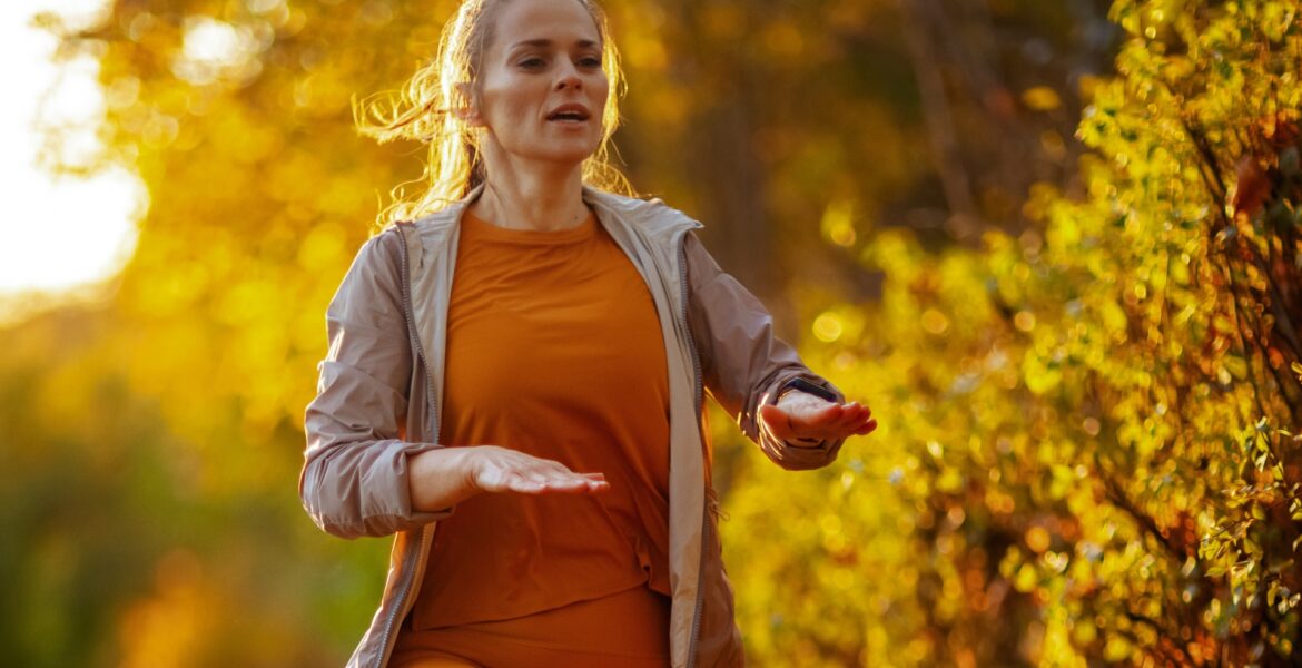 Γυναίκα μετά τα 40 πραγματοποιώντας άσκηση στη φύση για ενεργοποίηση μεταβολισμού