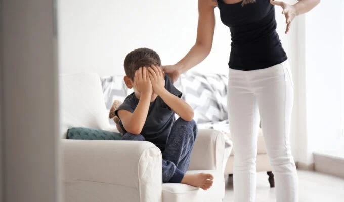 Τι να κάνεις όταν ο γιος βρίζει τη μάνα του