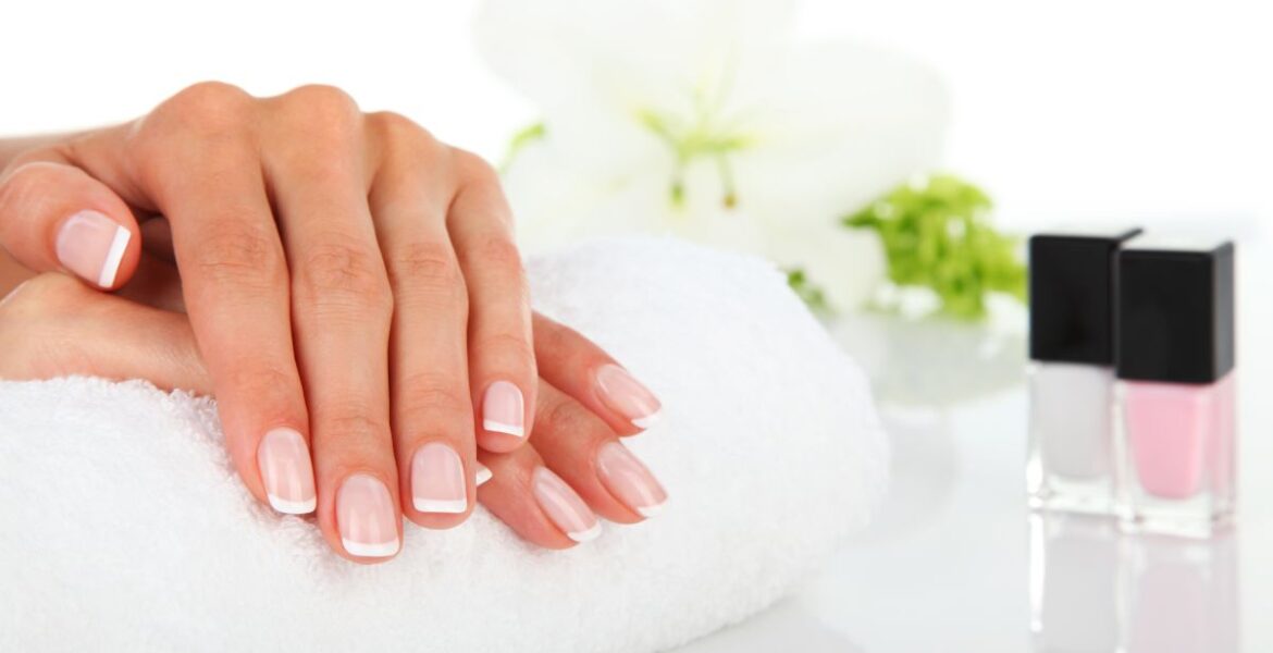 Ένα πολυτελές σετ ημιμόνιμου μανικιούρ παρουσιάζεται σε κομψό τραπέζι, επιδεικνύοντας μια γκάμα ζωηρών χρωμάτων βερνικιών και επαγγελματικά εργαλεία.