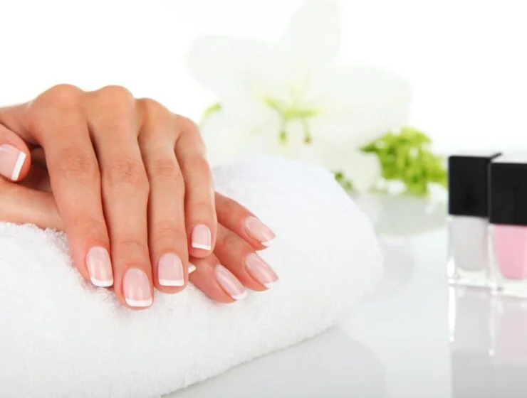 Ένα πολυτελές σετ ημιμόνιμου μανικιούρ παρουσιάζεται σε κομψό τραπέζι, επιδεικνύοντας μια γκάμα ζωηρών χρωμάτων βερνικιών και επαγγελματικά εργαλεία.